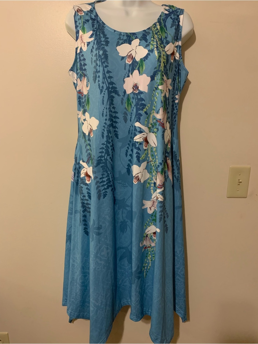 Sleeveless Blue Floral Midi Dress with Scoop Neck
